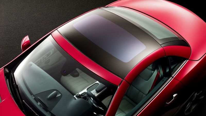 Blick zum Himmel durchs Dach: In dritter Generation überraschte der SLK mit einem optionalen Panorama-Variodach. Das „Magic Sky Control“ hält Wärme und Sonnenstrahlen ab und es lässt sich variabel abdunkeln oder aufhellen. Im eingeschalteten Modus liegt die Temperatur auf Interieurteilen wie Armauflagen um bis zu zehn Grad Celsius unter den Werten mit konventionellem Grünglas.  (Bild: Mercedes-Benz Classic Archive)