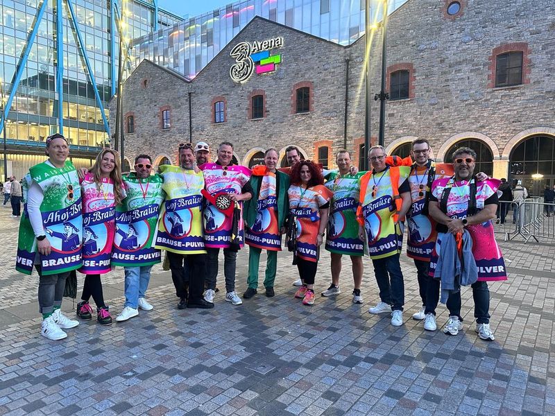 Die AHOI-Brause-Truppe ist bereit für die Premier League Darts in der 3Arena. (Bild: Vogel IT-Medien GmbH)