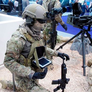 Bei Rheinmetall hageln die Milliardenverträge nur so ins Haus. Nun hat die Bundeswehr für über eine Milliarde Euro unter anderem Systeme zur Digitalisierung einzelner Infanteristen bestellt, damit diese den modernen Anforderungen auf dem Gefechstfeld gewachsen sind ... (Bild: Rheinmetall)