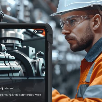 Connected Worker: Mehr Produktivität an der Maschine dank digitaler Unterstützung. (Bild: ©visoot/stock.adobe.com; Augmentir)