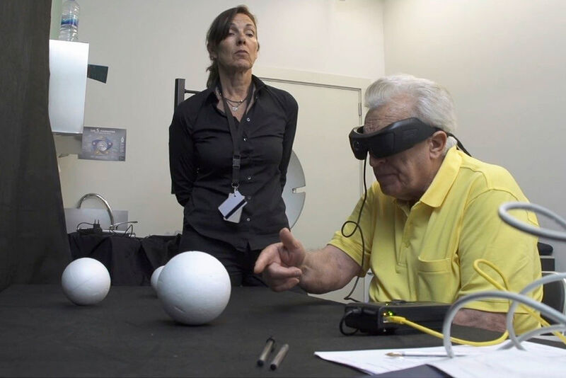 Patient beim Training mit IRIS-II, dem bionischen System zur Behandlung von Blindheit. Nach 30 Jahren Blindheit kann der erste spanische Patient der klinischen Studie mit dem IRIS-II-Chip Objekte lokalisieren. Die Mikroelektronik des IMMS steckt im Augenimplantat.  (Fundación IMO)