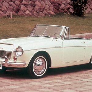 Bereits 1962 war u.a. mit dem Roadster Fairlady Nissans Einstieg in den deutschen Markt geplant, er scheiterte aber an fehlenden Vertriebspartnern.(Bild:  Nissan)