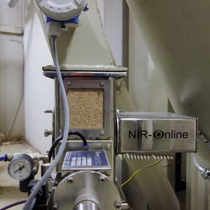 Die NIR-Online-Geräte sorgen für eine zeitnahe Kontrolle der Misch- und Pelletierprozesse.(Bild:  Büchi)