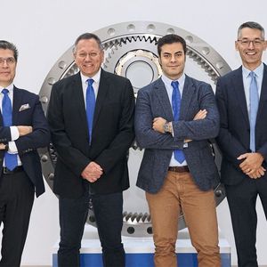 Carlos Oehling, Vorsitzender der Geschäftsführung der Fersa Group, Harald Zerobin, Mitgründer von NKE Austria, Jesús Monforte, Vertriebsleiter bei NKE, und Geschäftsführer Thomas Witzler (v.l.) haben die Übernahme von NKE durch Fersa Bearings abgeschlossen.