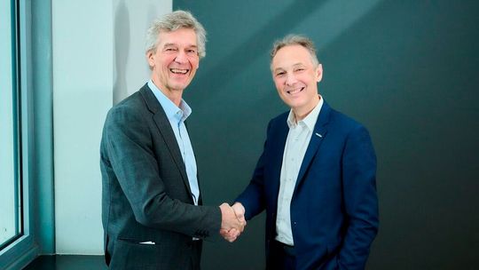 Am 1. April 2026 wird Zetes-CEO Pierre Lambert (l.) das Ruder an Ronny Depoortere übergeben, Gründer und derzeitiger Vorsitzender von Zetes People ID. (Bild:  Zetes)