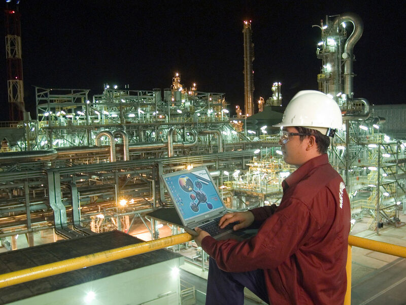 Ein Mitarbeiter vor der Acrylanlage am BASF/Petronas-Standort Kuantan. (Bild: BASF)