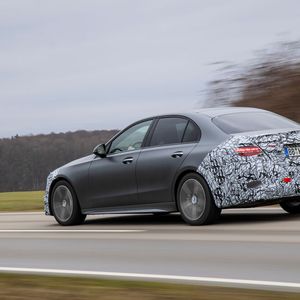Los geht es mit einem 170 PS starken C180, dem C200 mit 204 PS oder dem C300 (258 PS) bei den Benzinern.(Bild:  Mercedes-Benz)