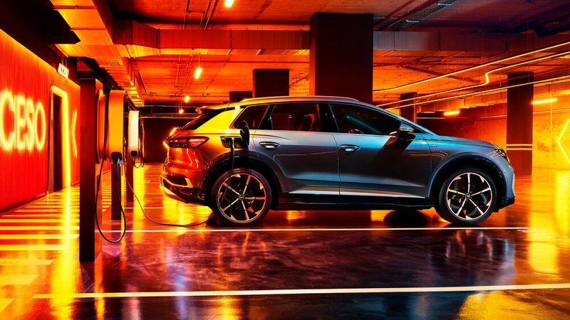Auch Elektromodelle von Audi wie der Q4 E-Tron sollen im Privatkundenvertrieb in naher Zukunft über ein Agenturmodell vermarktet werden. Auch Elektromodelle von Audi wie der Q4 E-Tron sollen im Privatkundenvertrieb in naher Zukunft über ein Agenturmodell vermarktet werden.