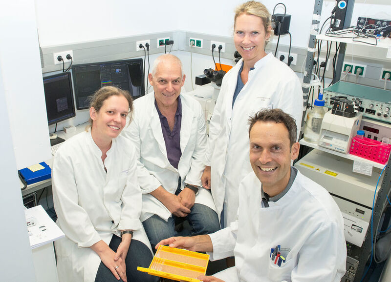 Das Forscherteam am Konfokalmikroskop (von links): Dr. Karen M.J. van Loo, Prof. Yoel Yaari, Prof. Dr. Susanne Schoch und Prof. Dr. Albert J. Becker. (Bild: Katharina Wislsperger/UKB)