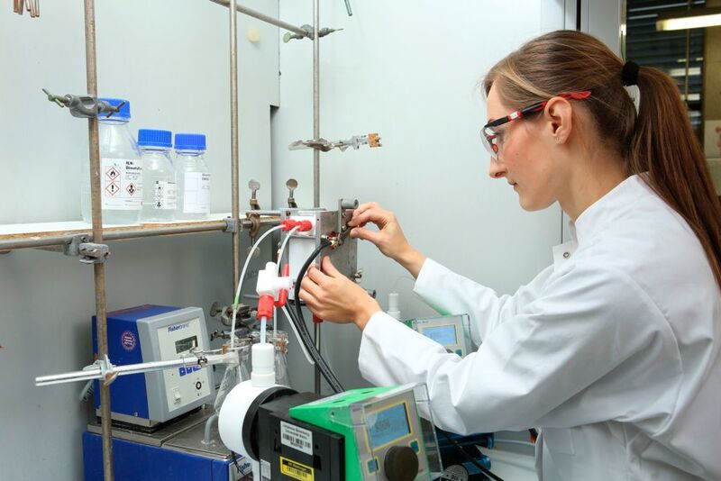 A researcher setting up a flow electrolysis experiment  (Alexander Sell )