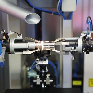 Robu arbeitet mit der ersten robotergestützten Laseranlage, die rotierende Glasbauteile im heißen, viskosen Zustand durch kooperierende Roboter bearbeiten kann.