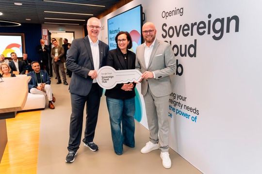 Eröffnung des Sovereign Cloud Hub in München im engen Schulterschluss mit der Politik: (v.l.) Dr. Wieland Holfelder (Leiter des Google Entwicklungszentrums in München), Hayete Gallot (President Customer Experience Google Cloud) und der bayerische Digitalminister Dr. Fabian Mehring.(Bild:  Google Cloud)