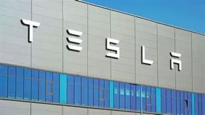 Hinter dieser Wand in Grünheide warten über 1.000 Jobs dringend auf Arbeitssuchende. Denn die Nachfrage nach Tesla-E-Autos steigt wieder. Und auch die Batteriefertigung soll dort bald starten ... (Bild: Tesla)