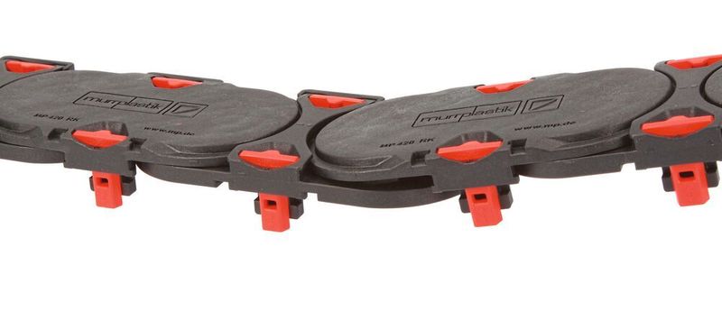 Die Nut-und Feder-Technik in den Seitengliedern erhöht die Stabilität und Lebensdauer der MP 420 Evochain. (Murrplastik)