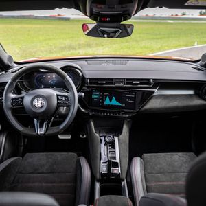 Der Junior ist ein ausgesprochenes Fahrerauto mit viel Platz vorne und kaum Beinfreiheit auf der Rückbank.(Bild:  Alfa Romeo)