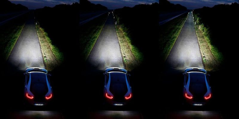 Das Laserlicht im BMW i8 leuchtet die Straße besser aus. (BMW Group)