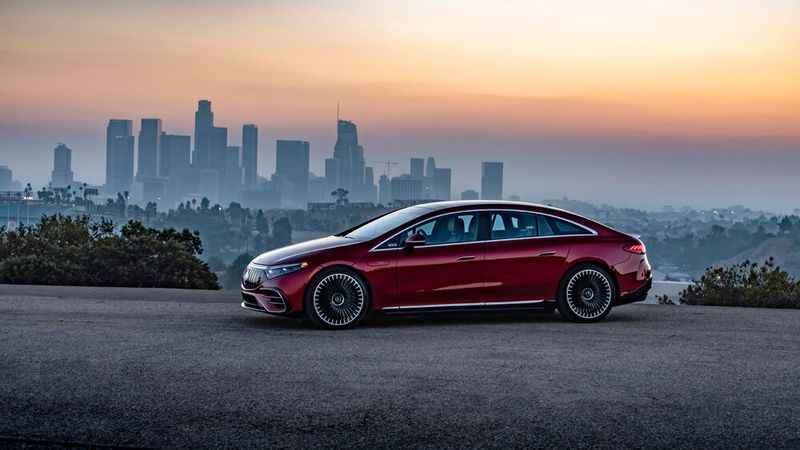 Seitlich fallen beim EQS von AMG vor allem die großen 22-Zoll-Räder auf. (Mercedes-Benz)