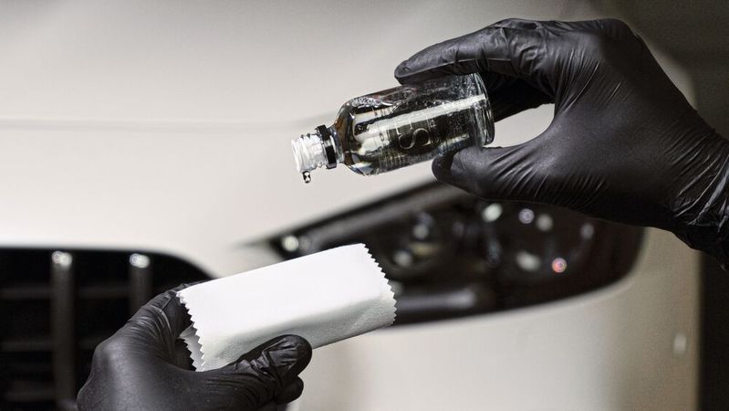 Bereits das Auftragen einer Lackversiegelung erfordert Aufmerksamkeit und strikte Einhaltung der Anleitung.(Bild:  Servfaces)