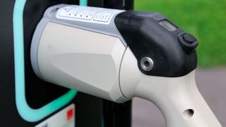 Nun mit dem konsequenten Ausbau der Ladeinfrastruktur kann der Hochlauf der Elektromobilität gelingen. Der ZDK begrüßt daher das neue Förderprogramm der Bundesregierung.  (Bild: frei lizenziert)