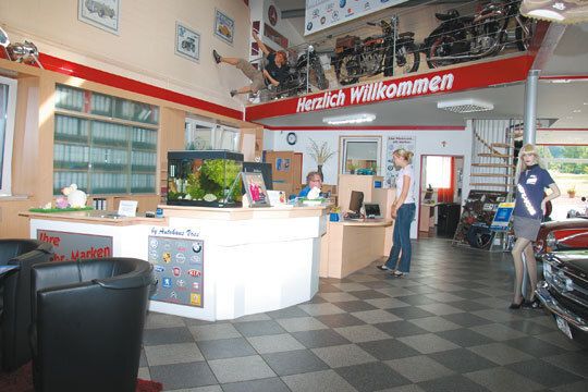 Im großzügigen Kundenzentrum können sich die Besucher über das Leistungsangebot der Werkstatt ausführlich informieren. (Archiv: Vogel Business Media)