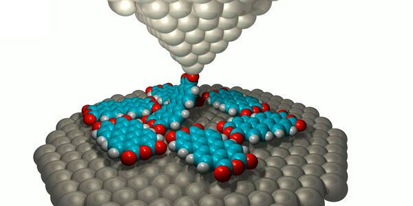 Mittels eines Rastertunnelmikroskops werden Moleküle entfernt – kein einfaches Unterfangen. Erstmals ist dafür eine KI im Einsatz. (Bild:  Forschungszentrum Jülich / Christian Wagner)