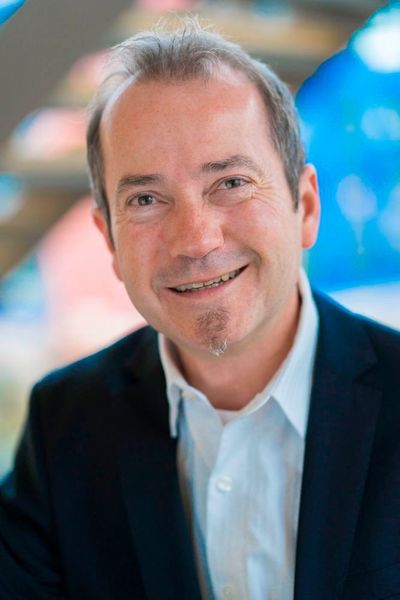 Olaf Mörk ist Director of Marketing bei Dehn + Söhne. Er ist seit über 20 Jahren im internationalen Marketing für Familienunternehmen tätig. Seine Erfahrungen sammelte er als Produktmanager und in der Agentur-Branche. Später spezialisierte er sich als Director Marketing auf die Digitalisierung von Industrieunternehmen. (Dehn + Söhne)