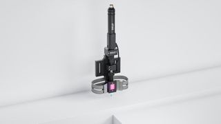 Die neue Delo-Activis 330 eignet sich besonders für kleine Dosiermengen und lässt sich dank kompakter Baugröße einfach in bestehende Produktionslinien integrieren. (Bild: Delo)