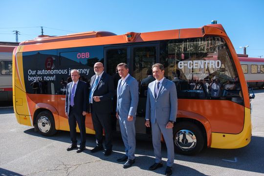 Vertreter aus Politik und Wirtschaft waren bei der Pressekonferenz am Wiener Westbahnhof dabei (v.l.n.r.): Gürsel Dönmetz (Türkische Botschafter in Wien), Andreas Matthä (CEO ÖBB), Peter Hanke (Mobilitätsminister) und Kerem Erman ((Head of Commercial Vehicle Otokar).(Bild:  Richard Oed)
