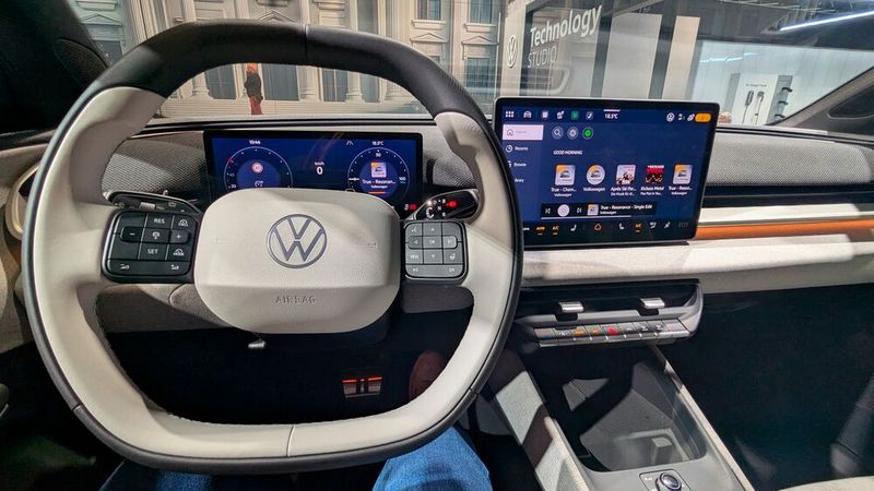Die Cockpit-Landschaft des ID. Polo ist horizontal gegliedert. Auf einer Sichtachse angeordnet sind dabei das „Digital Cockpit“ – die digitalen Instrumente – und das Infotainment-Display. Neu konzipiert wurde das Multifunktionslenkrad mit seinen klar gegliederten Tastenfeldern. (Bild: Stefanie Eckardt)