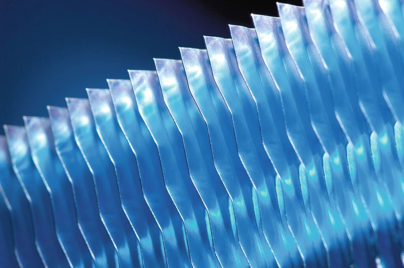 Eine Nanobeschichtung der Wärmetauscherlamellen der Schaltschrank-Kühlgeräte soll leistungsmindernde Staubablagerungen dauerhaft vermeiden. (Rittal)