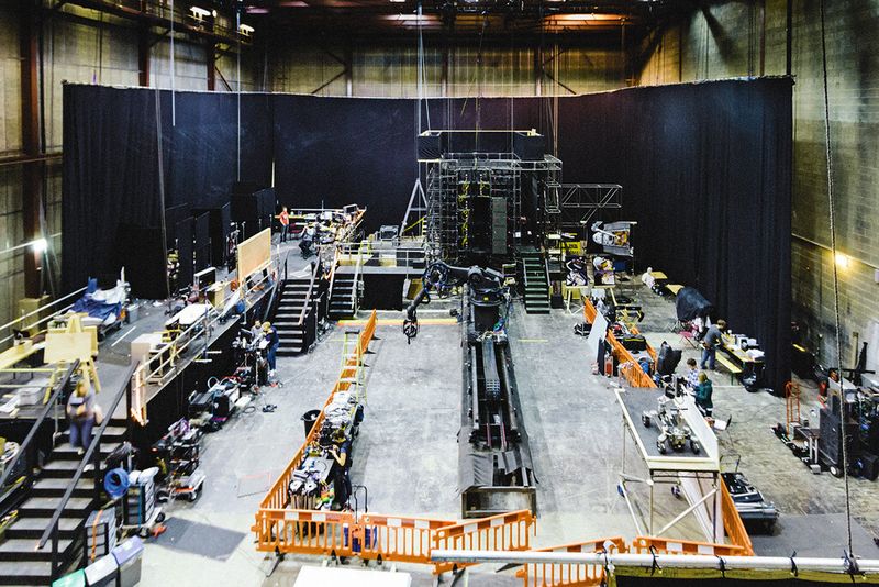 Dreharbeiten zum Hollywood-Film Gravity: Mittendrin auf einer Lineareinheit ein Kuka-Roboter, der Szenen filmt. (Bild: Framework)