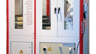 Die Automationszelle Unirobot MH 5L-5P mit einem sechsachsigen Roboter hat eine Stellfläche von 1800 mm × 800 mm und wird beweglich auf Schienen platziert. Bild: FMB (Archiv: Vogel Business Media)