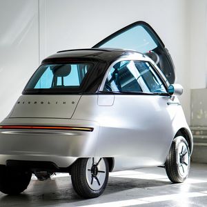 Das Heck des Microlino 2.0 zeichnet sich durch eine breitere Spur sowie ein durchgehendes LED-Lichtband mit integrierten Blinkern aus.(Bild:  Micro)