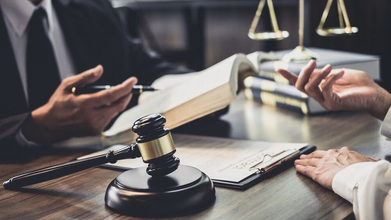 Das Thermofenster gilt jetzt als Sachmangel. Sehr wahrscheinlich werden viele Autokäufer deswegen Rat beim Anwalt suchen.(Bild:  © Freedomz - adobe.stock.com)