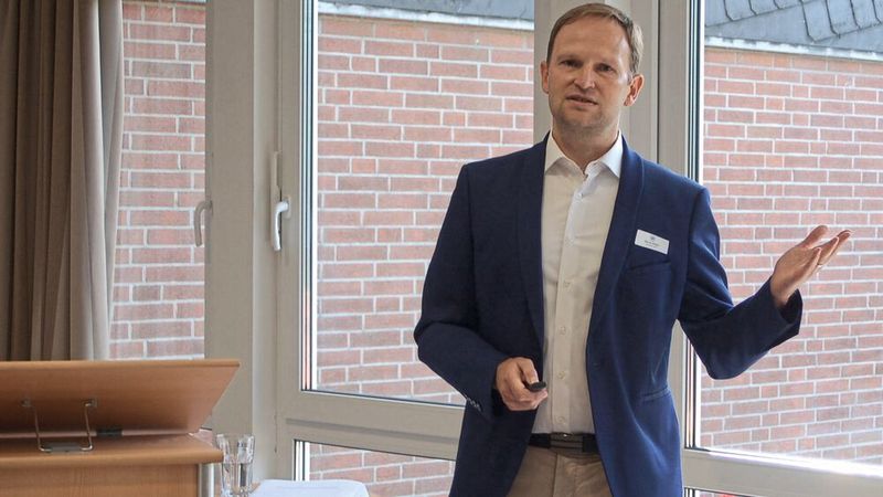 Der ZDK-Experte für Elektromobilität, Marcus Weller, erläuterte die Möglichkeiten der Kfz-Betriebe, von der THG-Quote zu profitieren. (Bild: Kfz-Gewerbe Niedersachsen)