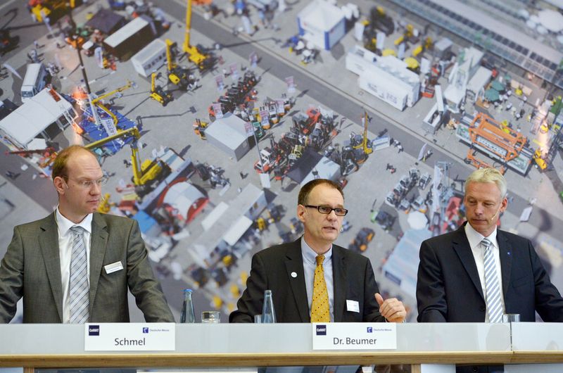 V.l.: Sascha Schmel (Geschäftsführer des Fachverbandes Fördertechnik und Intralogistik im VDMA), Dr. Christoph Beumer (Vorsitzender des Cematz-Präsidiums und geschäftsführender Gesellschafter und Vorsitzender der Beumer Group) und Dr. Andreas Gruchow (Mitglied des Vorstands der Deutschen Messe AG). (Bild: Deutsche Messe)