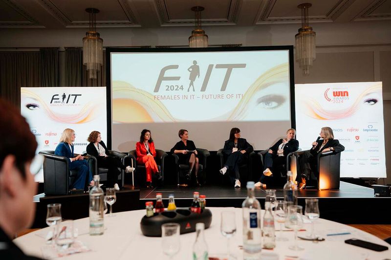 Prof. Isabell Welpe (rechts, TU München) hielt zuvor nicht nur die Closing-Keynote, sondern rundete die Riege an Diskutantinnen auf dem Panel perfekt ab. (Bild: Manuel Emme)