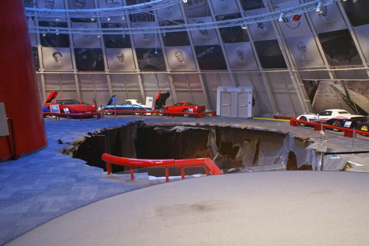 Das Erdloch ist zwölf Meter breit... (Foto: National Corvette Museum)
