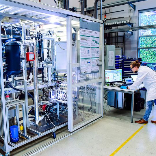 Das integrierte Reaktorkonzept wird am Fraunhofer ISE zunächst im Technikums Maßstab erprobt. Das Bild zeigt eine bestehende Anlage zur dynamischen Untersuchung der Methanolsynthese im industriellen Maßstab am Fraunhofer ISE Technikum. Das integrierte Reaktorkonzept wird am Fraunhofer ISE zunächst im Technikums Maßstab erprobt. Das Bild zeigt eine bestehende Anlage zur dynamischen Untersuchung der Methanolsynthese im industriellen Maßstab am Fraunhofer ISE Technikum.