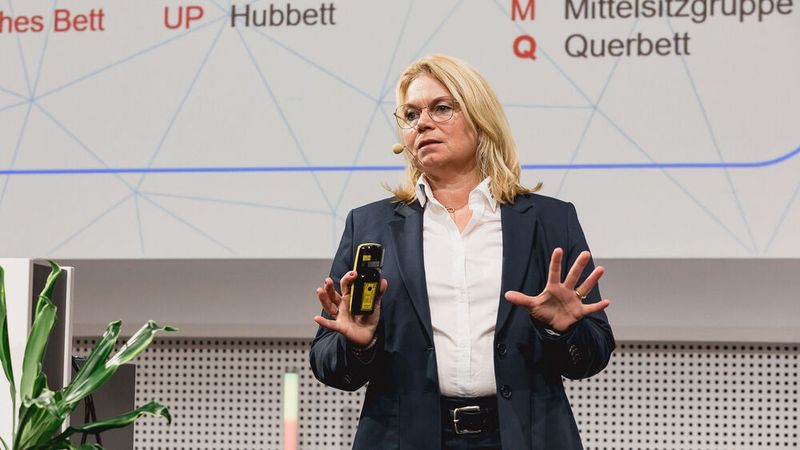 ... die Geschäftsführerin des Verbands, Nicole Meixner, über die Besonderheiten der Schadenkalkulation bei Caravan und Wohnmobilen berichtete. (Bild: Stefan Bausewein)