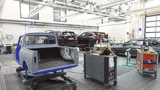 Neues und Altes in trauter Eintracht: Im K&L-Zentrum Inntal werden die Oldtimer von Jensen Classic und die Alltagsfahrzeuge der Unterberger-Gruppe unter einem Dach versorgt. (Bild: Dominsky/»kfz-betrieb«)