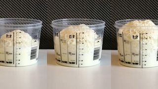 Mit Becherproben wird die Funktionalität von Dreikomponenten-Polyesterschäumen überprüft. Zuerst wird das Schäummittel, dann der Härter zugegeben und einzeln im Schaumharz eingerührt. Die sorgfältige Aufbereitung der Mischung ist wichtig für ein homogenes Schaumbild. (Bild: Vosschemie)