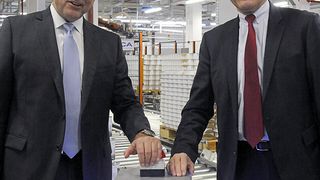 Charlie Shaver, CEO Axalta Coating Systems, und Otmar Hauck, COO EMEA Axalta Coating Systems, erteilen den Startschuss fu¨r die neue Wasserlack-Produktionssta¨tte am Standort Wuppertal.jpg (Foto: Axalta)