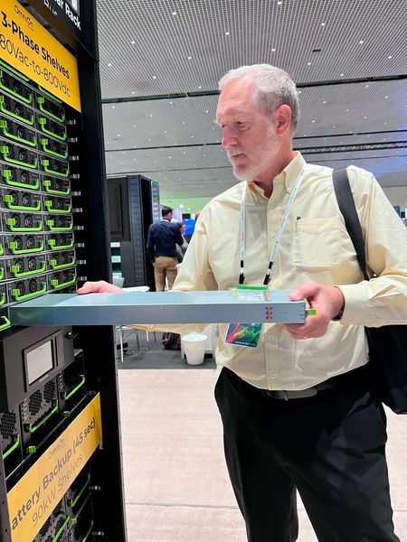 Bis vor sechs Monaten war der Hersteller dieser Technik nur im Telecom-Markt bekannt. OmniOn Power entstand im Jahr 2023 im Zuge einer Ausgliederung und Umfirmierung der früheren ABB Power Conversion‑Sparte. Nach der Übernahme durch Acbel Polytech Inc. (Taiwan) wurde das Unternehmen im Herbst 2023 unter dem neuen Namen OmniOn Power neu positioniert. Mark Johnson zeigt ein Gleichstrom-Modul.  (Bild: uo/ Vogel IT-Medien GmbH)