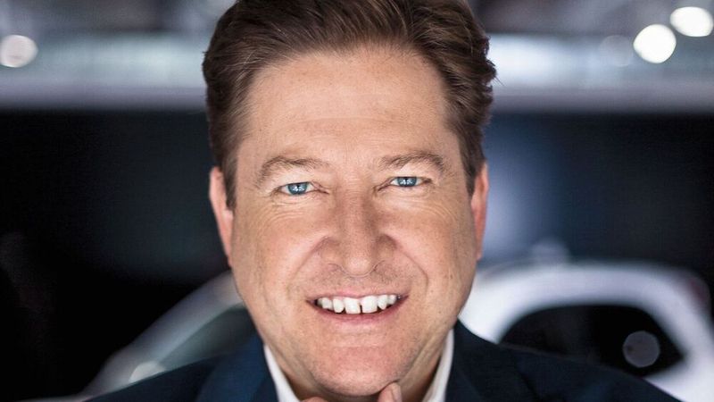 Jens Schulz, Geschäftsführer Mitsubishi  Deutschland: „Mit dem neuen, vollelektrischen Eclipse Cross und dem neuen Grandis mit verschiedenen Hybridmotorisierungen bringen wir zwei wichtige Modelle im C-Segment, die für uns eine zentrale Rolle in den Planungen spielen. Hinzu kommt der neue Outlander, der 2026 in sein erstes volles Verkaufsjahr geht – mit dem äußerst positiven Feedback von Handel, Presse und Kunden und attraktiven Leasing- und Finanzierungskonditionen haben wir eine sehr gute Grundlage, uns auch im D-SUV-Segment neu zu positionieren. Ergänzt wird das Line-Up vom ASX, das für uns als Einstiegsmodell ebenfalls eine strategisch wichtige Rolle spielen wird.  Auch wenn im Gesamtmarkt eine leichte Erholung zu sehen ist: Insbesondere der Privatkundenmarkt bleibt herausfordernd, und es wird vor allem von den politischen Rahmenbedingungen abhängen, wie er sich weiterentwickelt. Wir fahren deshalb weiterhin auf Sicht und planen konservativ, sehen aber gleichzeitig etwas positivere Vorzeichen für die Gesamtentwicklung als noch in den vergangenen Jahren. Im Zentrum unserer Tätigkeit stehen dabei weiterhin der Handelspartner und der Kunde: Mit einem stabilen Händlernetz und umfassenden Serviceangeboten, die wir auch zukünftig weiter ausbauen werden, legen wir die Grundlage für langfristige Kundenbeziehungen und eine hohe Zufriedenheit mit Service und Produkten.“  (Bild: Mitsubishi)