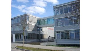 Eine gläserne Brücke auf Höhe des oberen Geschosses verbindet den Neubau der Seidenader-Gruppe mit dem Altbau und schafft so eine Einheit. Bild: Seidenader (Archiv: Vogel Business Media)