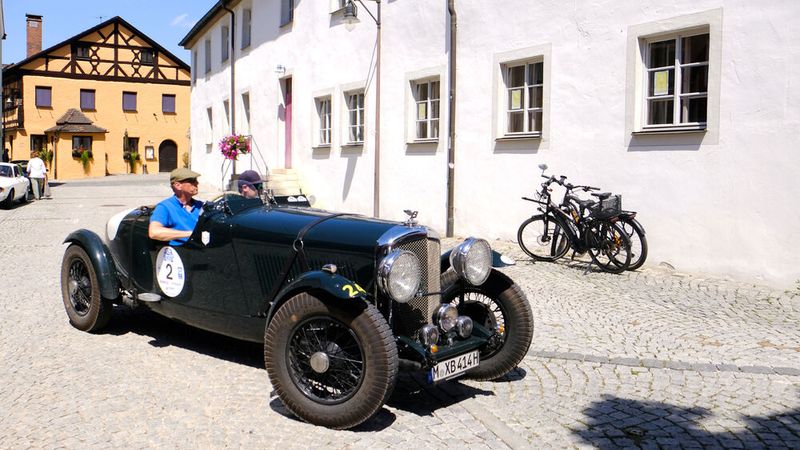 Das älteste Fahrzeug im Feld: Der Bentlley 4 1/4 aus dem Jahr 1936 - mit Andreas Dinger und Sebastian Kneißl. (Bild: Holger Zietz - VCG)