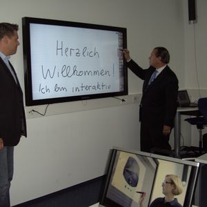 Dirk Bürger, Senior Sales Manager bei Samsung, und Uwe Zeithammer führen das Samsung E-Board vor.