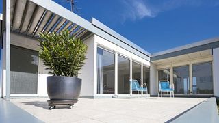 Der Hoesch-Stahlbungalow des Typs L141 aus dem Verbundwerkstoff Platal ist nun Teil des Dortmunder Hoesch-Museums. (Bild: Thyssenkrupp Steel Europe)