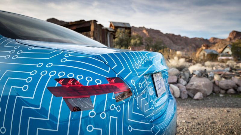 Bisher vertuscht eine blau-weiße Tarnfolie die kosmetischen Arbeiten an der Karosserie. (Mercedes)